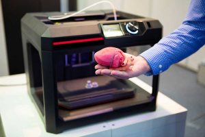 心脏外科医生演示用3d打印机打印的心脏